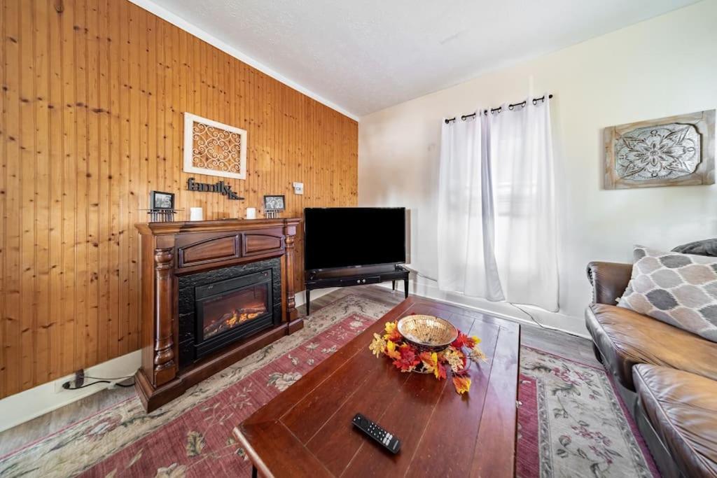 Cottage In The Falls, 2 B, 2 Bath, Fireplace Cuyahoga Falls Εξωτερικό φωτογραφία